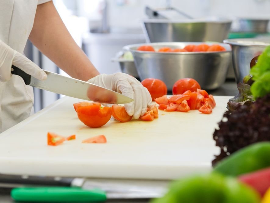 Nahaufnahme: Tomatenschneiden in der Küche